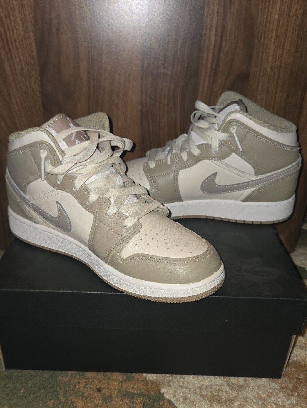 Air Jordan 1 Big Kids Mid Sneakers Size 6Y Beige and Cream - Picture 4 of 5